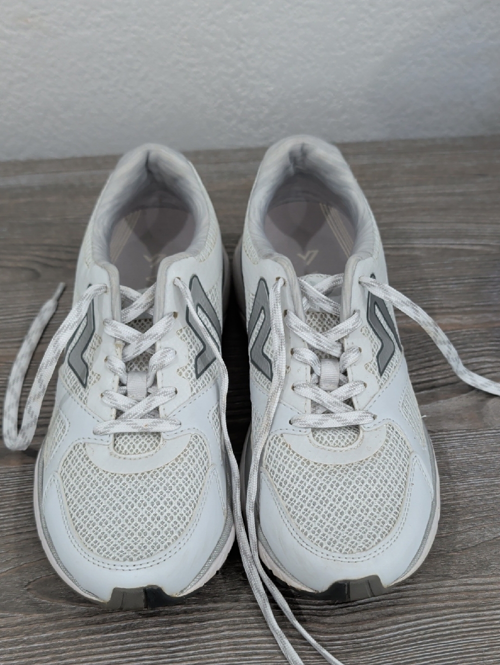 Vionic SATIMA White & Grey Walking Gym Shoes 1st Ray Technology 9.5 Near New